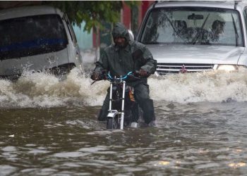 Diputada Tayluma Calderón denuncia lluvias colapsan calles del Sector El Almirante: demanda intervención urgente