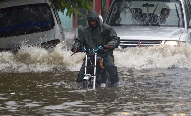 Diputada Tayluma Calderón denuncia lluvias colapsan calles del Sector El Almirante: demanda intervención urgente