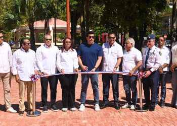 Ministro Collado inaugura reconstruido parque Duarte y su entorno en Samaná.