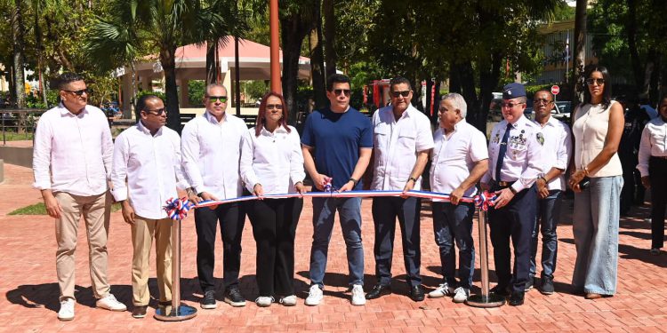 Ministro Collado inaugura reconstruido parque Duarte y su entorno en Samaná.