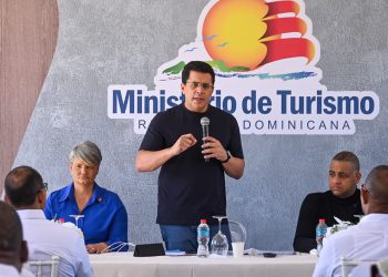 Ministro Collado interviene otra playa de San Pedro de Macorís para mejorar su oferta turística.