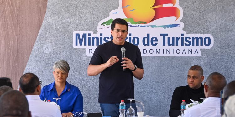 Ministro Collado interviene otra playa de San Pedro de Macorís para mejorar su oferta turística.