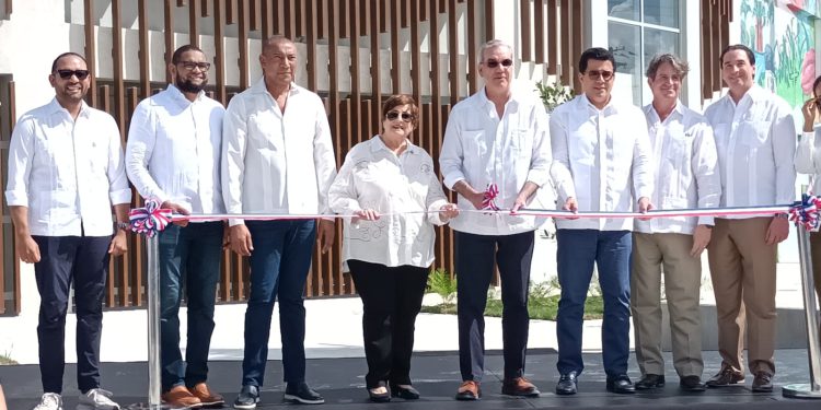 Luis Abinader y Collado inauguran plaza cultural y multiuso en El Seibo con inversión de RD$430 millones