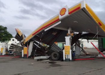 CONDUCTOR DE PATANA RESULTA HERIDO TRAS IMPACTAR ESTACIÓN DE COMBUSTIBLES EN SANTIAGO