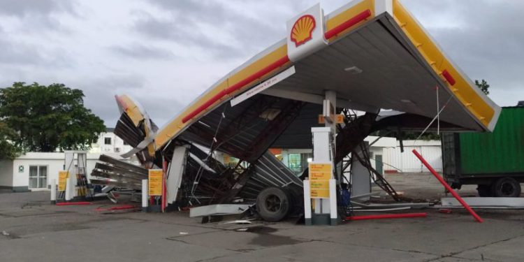 CONDUCTOR DE PATANA RESULTA HERIDO TRAS IMPACTAR ESTACIÓN DE COMBUSTIBLES EN SANTIAGO