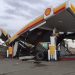 CONDUCTOR DE PATANA RESULTA HERIDO TRAS IMPACTAR ESTACIÓN DE COMBUSTIBLES EN SANTIAGO