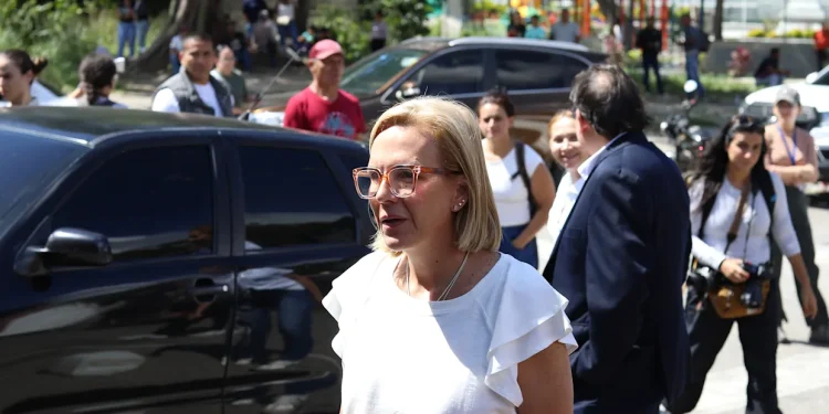 Hija de Edmundo González denuncia presunta extorsión para forzar renuncia política de su padre