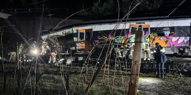 TREN DE CERCANÍAS CHOCA CONTRA MURO DE CONTENCIÓN EN BARCELONA Y DEJA VARIOS HERIDOS