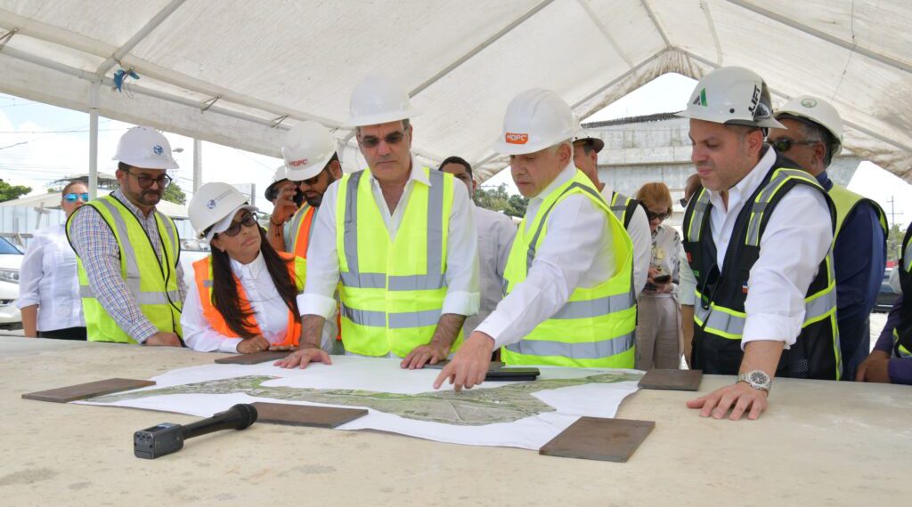 Abinader supervisa avances en la circunvalación de Navarrete; se inauguraría en agosto 2026