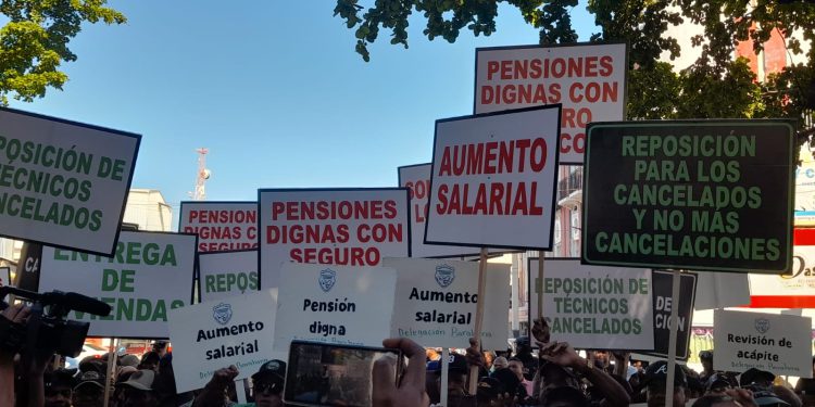 Profesionales Agropecuarios marchan hacia el Palacio Nacional