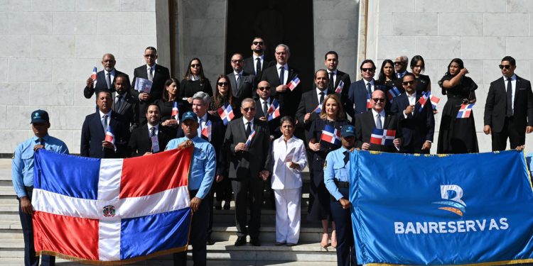 Banreservas deposita ofrenda floral en el Altar de la Patria por el 182 aniversario de la Independencia Nacional