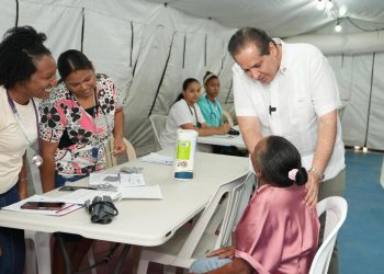 Víctor Atallah destaca en Baní que el Gobierno está llevando consultas y medicamentos a las comunidades
