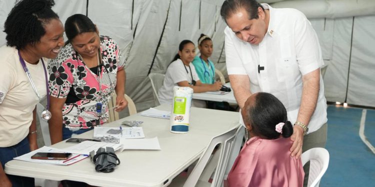 Víctor Atallah destaca en Baní que el Gobierno está llevando consultas y medicamentos a las comunidades
