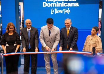 David Collado inaugura stand dominicano en feria turística de Colombia.