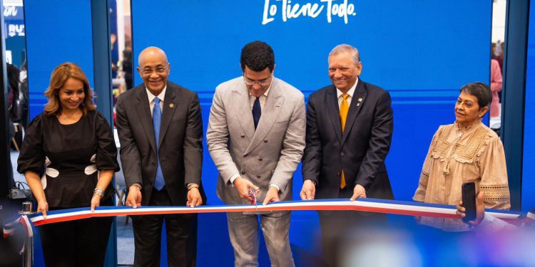 David Collado inaugura stand dominicano en feria turística de Colombia.
