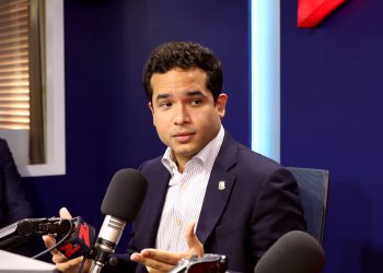 Omar Fernández cuestiona deuda por US$2,750 millones, mientras hay préstamos anteriores sin ejecutar