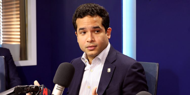 Omar Fernández cuestiona deuda por US$2,750 millones, mientras hay préstamos anteriores sin ejecutar