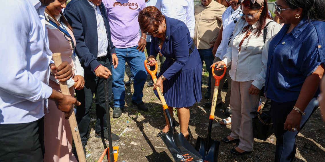 Directora del INAIPI y director de Infraestructura Escolar del MINERD dan primer picazo para nuevo Centro de Atención Integral en Boca Chica