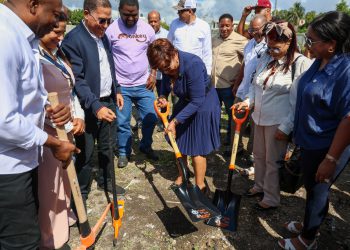 Directora del INAIPI y director de Infraestructura Escolar del MINERD dan primer picazo para nuevo Centro de Atención Integral en Boca Chica