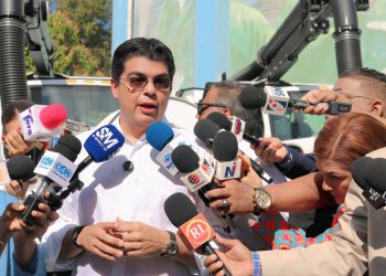 Gobierno Central entrega cuatro camiones succionadores de los más modernos de América para servicio de la CAASD