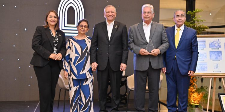 Banreservas reconoce a Winston “Chilote” Llenas en homenaje a los 93 años de las Águilas Cibaeñas