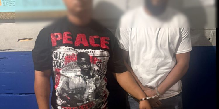 Policía Preventiva arresta a dos hombres en flagrante delito; ocupan arma ilegal, drogas y dinero en Navarrete, Santiago