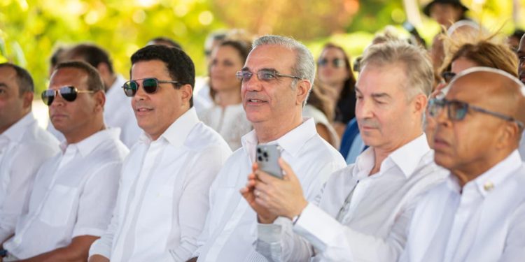 ALEX RODRÍGUEZ FELICITA AL PRESIDENTE ABINADER Y AL MINISTRO COLLADO POR SU TRANSPARENCIA Y EFICIENCIA.