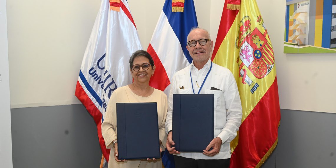 Voluntariado Banreservas y UNIROMANA firman convenio para otorgar becas a estudiantes sobresalientes