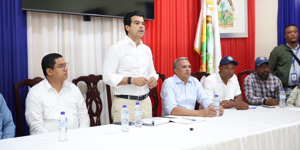 Wellington Arnaud y comunitarios coordinan operación nuevo acueducto de Navarrete