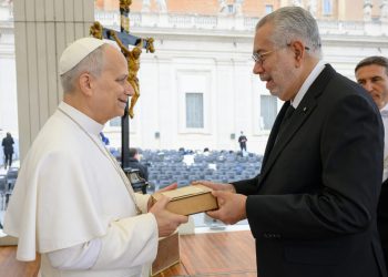 Embajador de la Orden de Malta en la RD entrega al Papa León XIV réplica de la piedra angular de la Catedral Primada de Améric