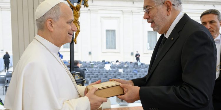 Embajador de la Orden de Malta en la RD entrega al Papa León XIV réplica de la piedra angular de la Catedral Primada de Améric