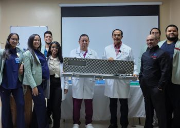 Urología Láser Avanzada y FUNDOURO donan equipo a residencias médicas del Hospital Moscoso Puello