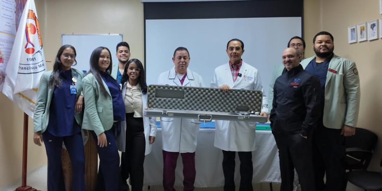 Urología Láser Avanzada y FUNDOURO donan equipo a residencias médicas del Hospital Moscoso Puello