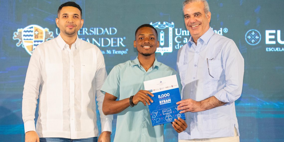 Abinader entrega 8,000 becas Generación STEAM para impulsar formación juvenil