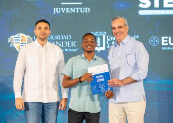 Abinader entrega 8,000 becas Generación STEAM para impulsar formación juvenil