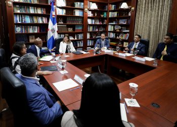 Vicepresidenta Raquel Peña se reúne con directiva del Colegio Médico Dominicano para abordar temas del sector salud