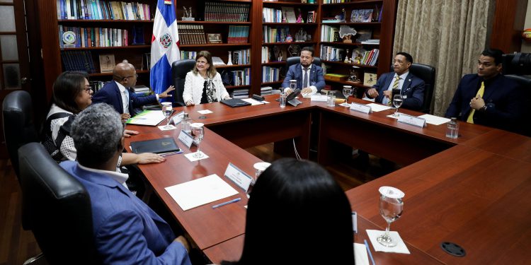 Vicepresidenta Raquel Peña se reúne con directiva del Colegio Médico Dominicano para abordar temas del sector salud