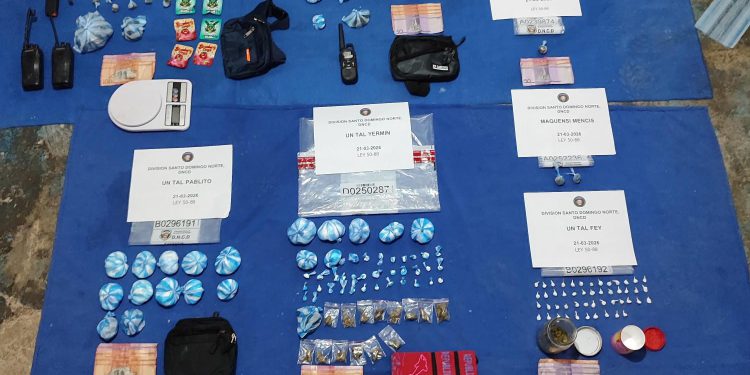 Policía desmantela puntos de microtráfico en Santo Domingo Norte y decomisa drogas, armas y dinero