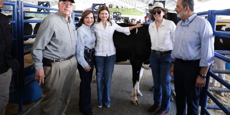 Raquel Peña visita la Feria Agropecuaria Nacional en su último día, previo a su clausura esta noche