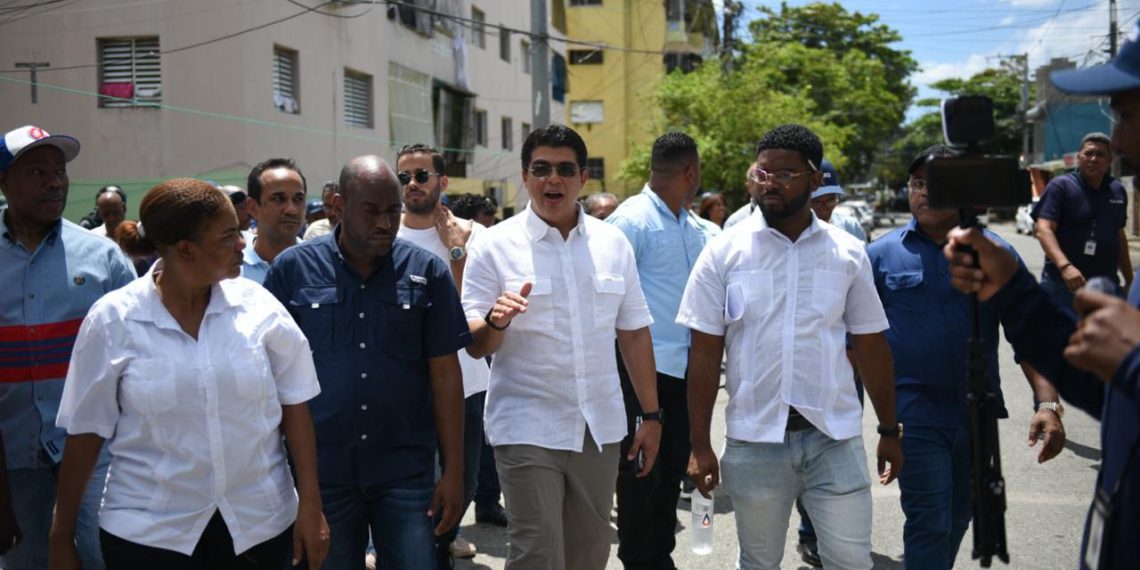 Fellito Suberví llega a Guachupita con maquinarias y un amplio personal para solucionar problemas demanda ese sector