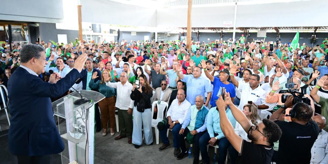 Leonel Fernández juramenta en la FP al exgobernador de Hermanas Mirabal y dirigentes del PRM y PLD
