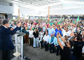 Leonel Fernández juramenta en la FP al exgobernador de Hermanas Mirabal y dirigentes del PRM y PLD