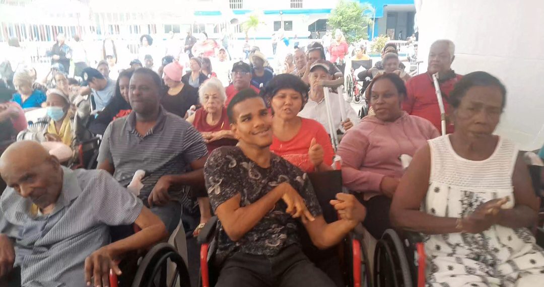 Fundaciones Cruz Jiminián y Wheelchar entregan sillas de Ruedas DN