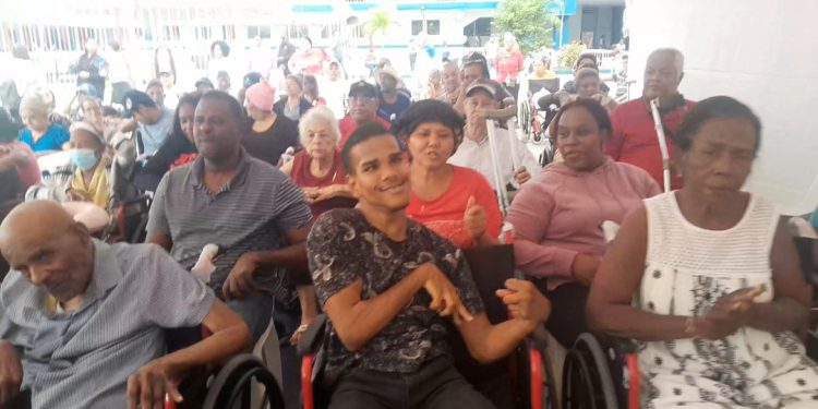 Fundaciones Cruz Jiminián y Wheelchar entregan sillas de Ruedas DN