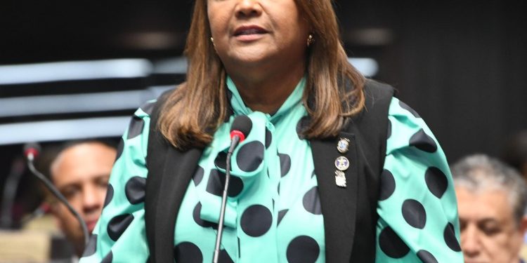 Diputada Ydenia Doñé clama por terminación urgente acueducto y carretera del distrito de Hato Dama