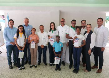 INABIE entrega 124 lentes correctivos a estudiantes del Distrito Educativo 11-02 de Puerto Plata