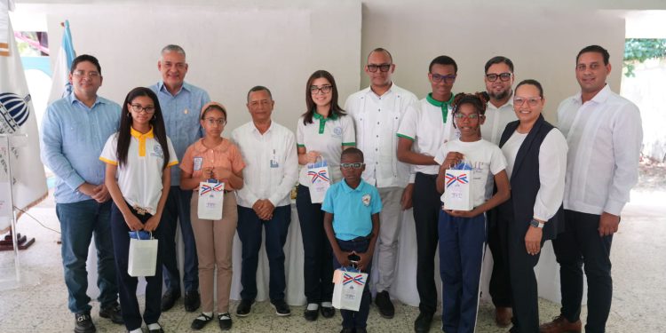 INABIE entrega 124 lentes correctivos a estudiantes del Distrito Educativo 11-02 de Puerto Plata
