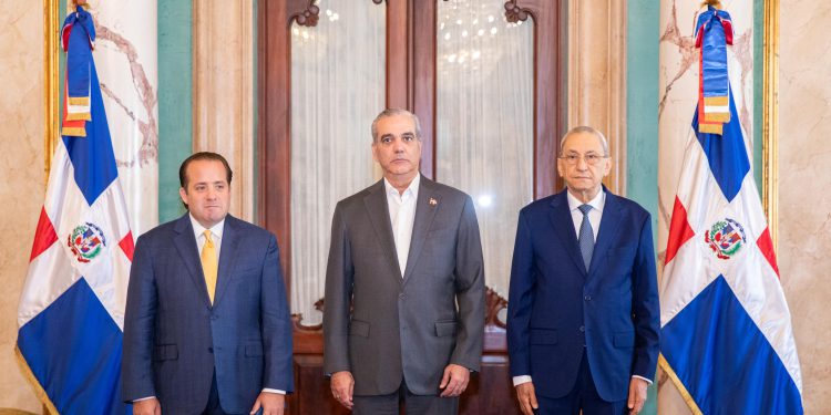 Presidente Abinader juramenta comisión para la puesta en funcionamiento del Museo Histórico de la Gesta de Abril