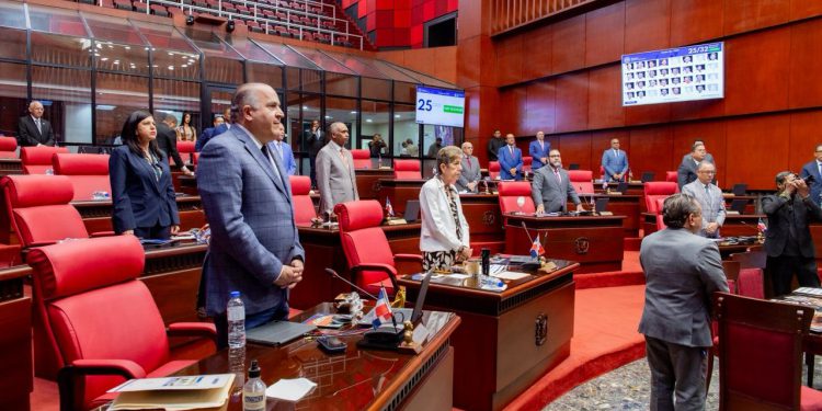 Senado aprueba ley que reconoce trayectoria política y de servicio del exsenador Vicente Sánchez Baret