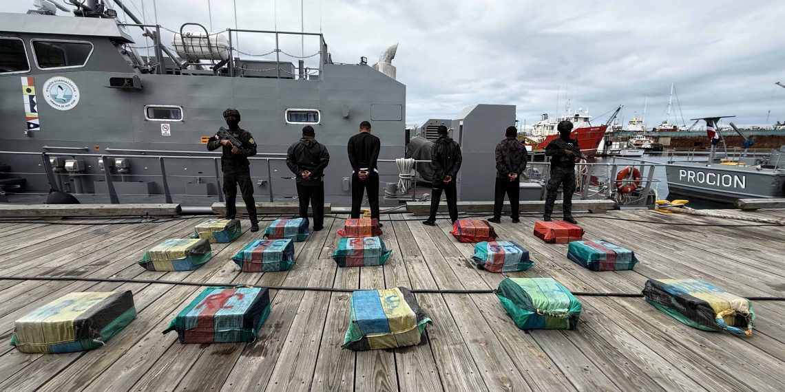 Persecución marítima culmina con decomiso de 450 paquetes de droga y arresto de cuatro venezolanos